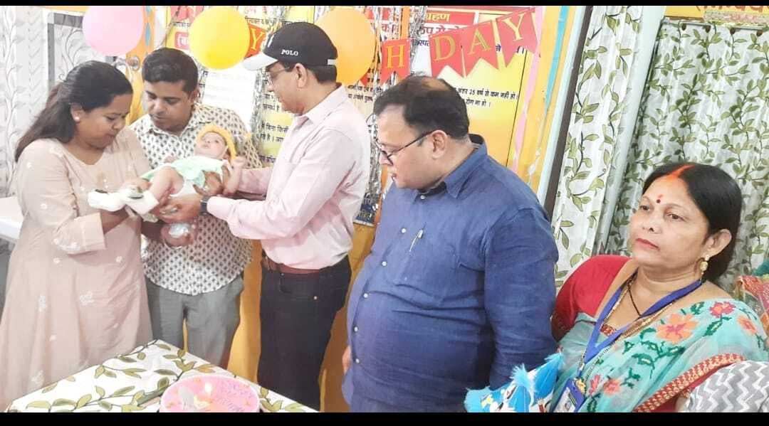 विशिष्ट दत्तक ग्रहण संस्थान ने प्री अडॉप्शन के लिए बच्चे को कोलकाता के दंपती को सौंपा