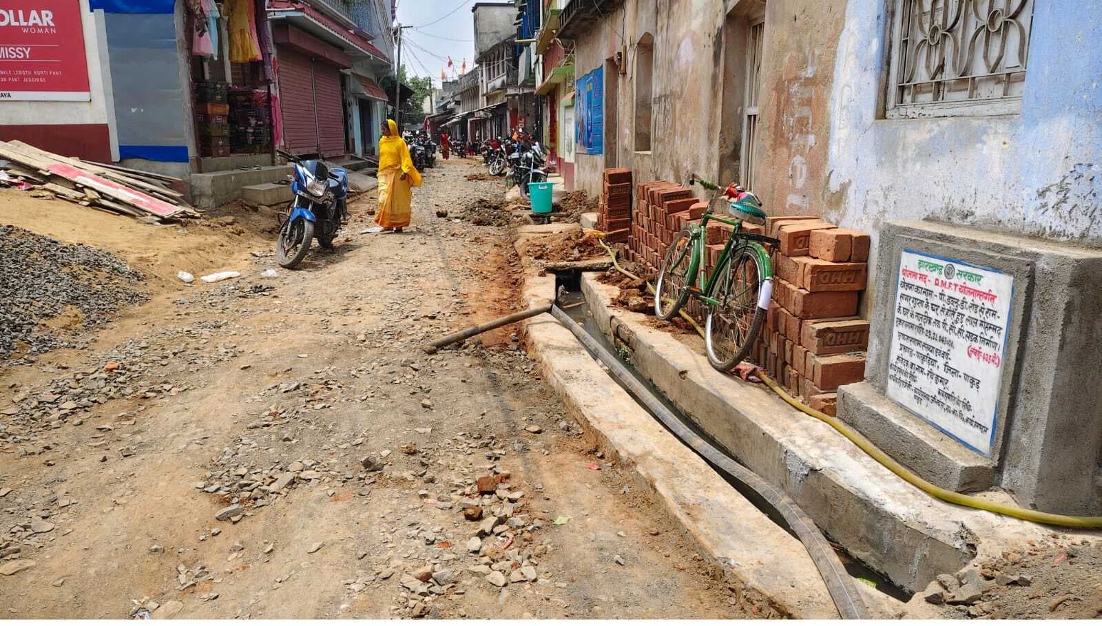 सड़क निर्माण में पाइपलाइन क्षतिग्रस्त, जलापूर्ति हुई बाधित