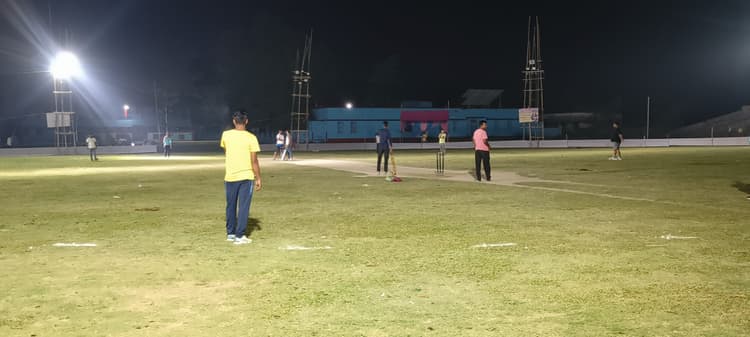 आठ दिवसीय नाइट क्रिकेट टूर्नामेंट का हुआ शुभारंभ, फैंसी मैच में सिमराही की टीम ने दर्ज की जीत