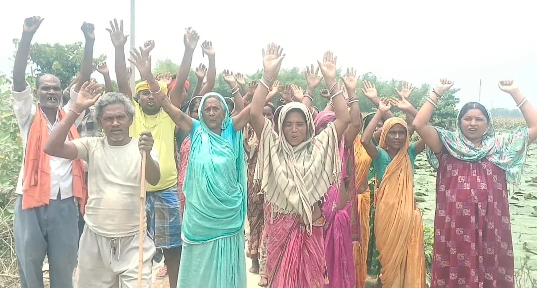 पक्की सड़क निर्माण की मांग को लेकर ग्रामीणों ने किया प्रदर्शन