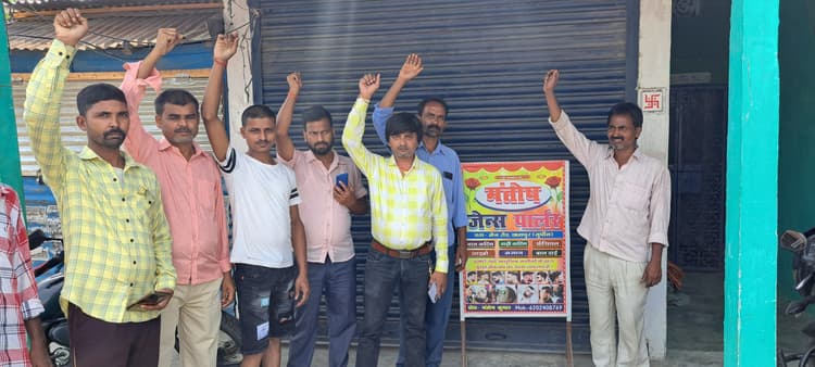 हत्या के विरोध में नाई समाज के लोगों ने अपना-अपना प्रतिष्ठान बंद कर जताया आक्रोश