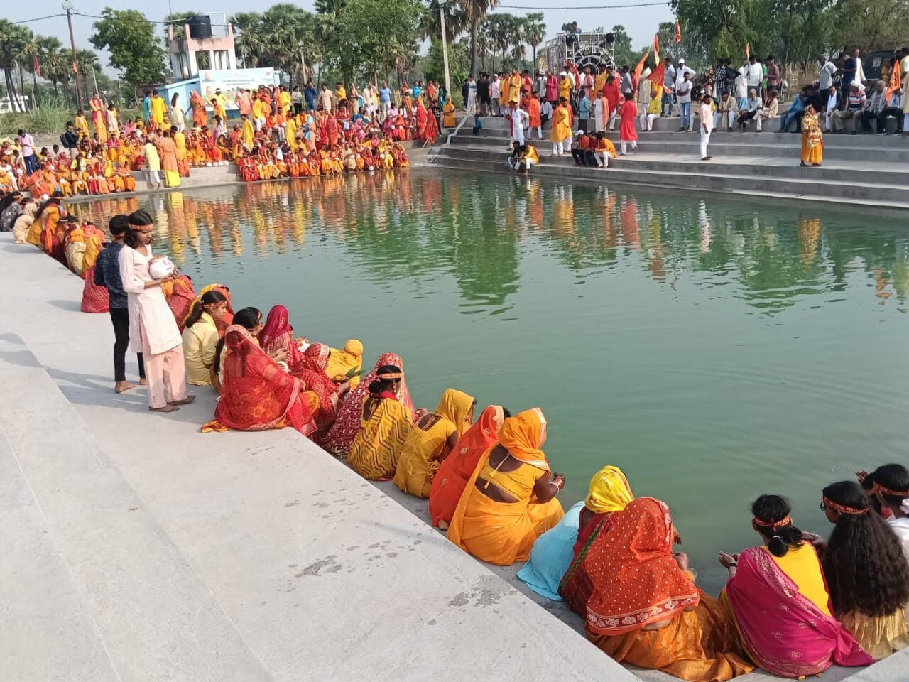 महायज्ञ को लेकर कमालपुर गांव में निकाली गयी कलशयात्रा