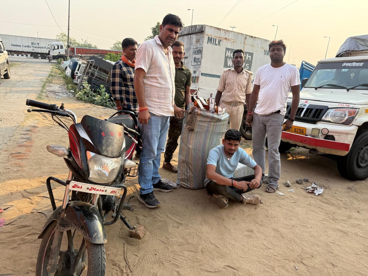 भारी मात्रा में अंग्रेजी शराब व बियर की गयी जब्त