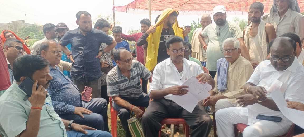 जमीन अधिग्रहण करने गये रेलकर्मियों को कबूतरखोपी के ग्रामीणों ने रोका