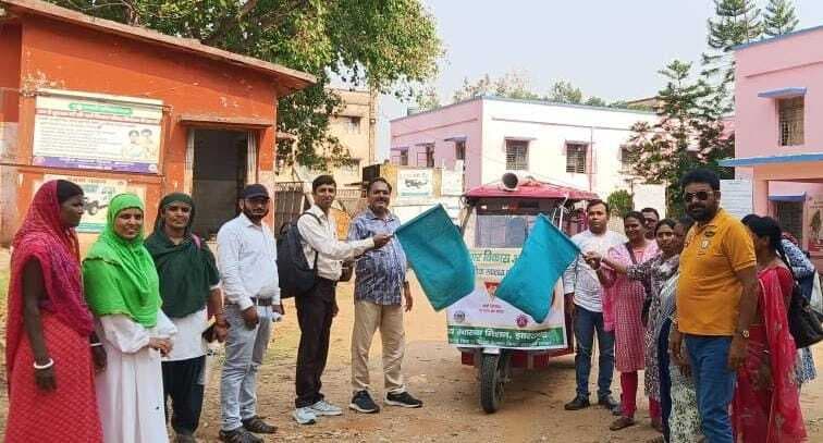 परिवार नियोजन रथ को हरी झंडा दिखाकर किया रवाना