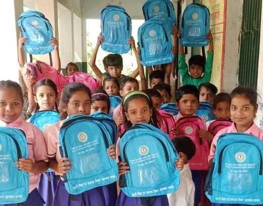 करौं में छात्र-छात्राओं के बीच स्कूली बैग वितरित