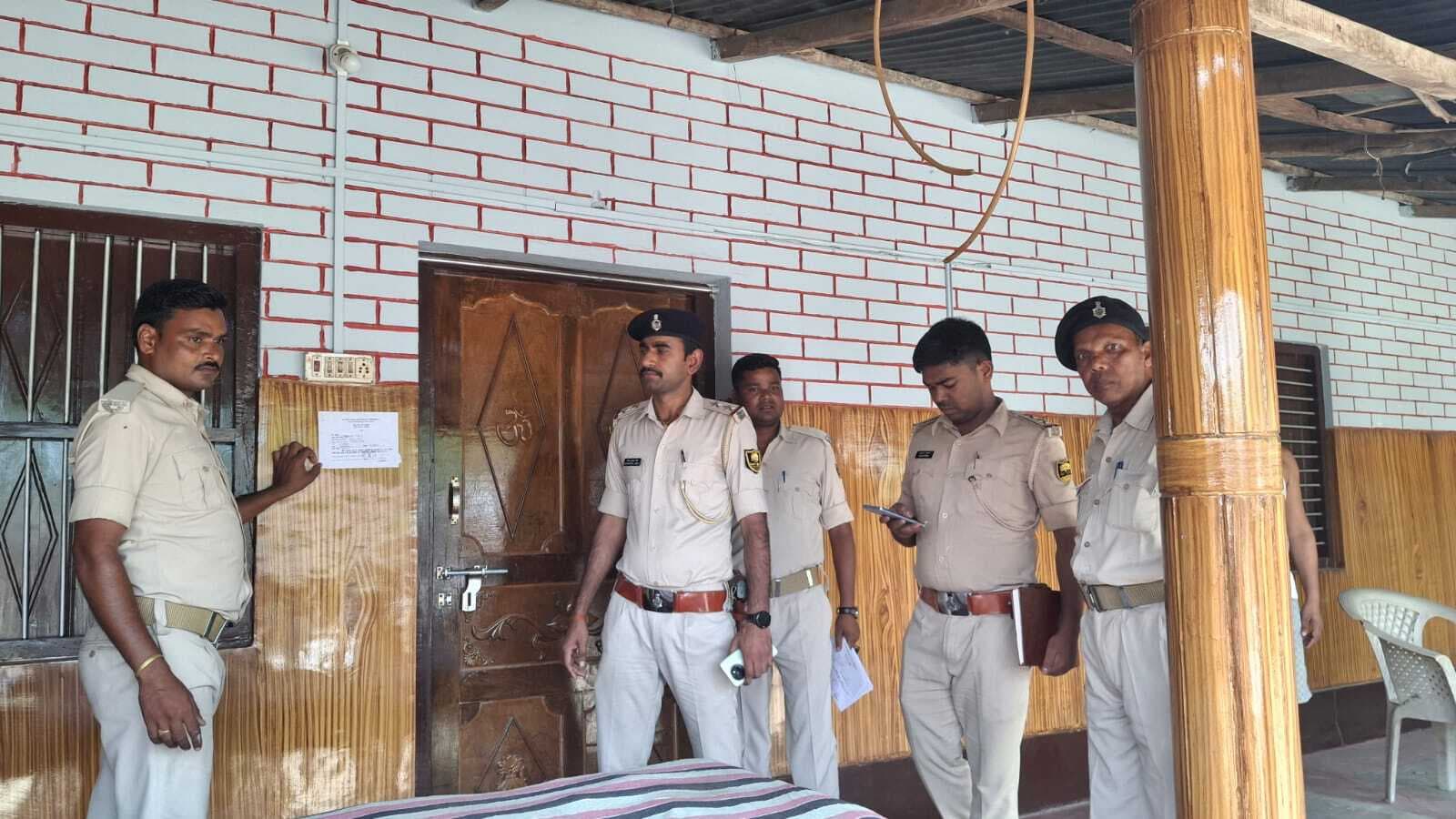 11 आरोपितों के घर पुलिस ने चिपकाया इश्तेहार