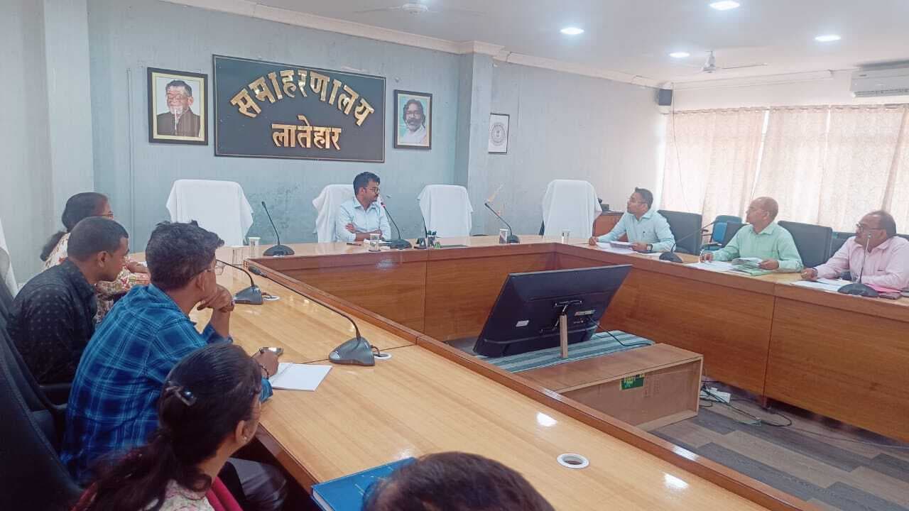 ग्रामीणों को मिले योजनाओं का लाभ: डीसी