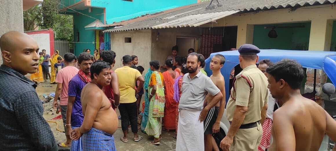 गैस सिलिंडर में आग लगने से दो लोग झुलसे