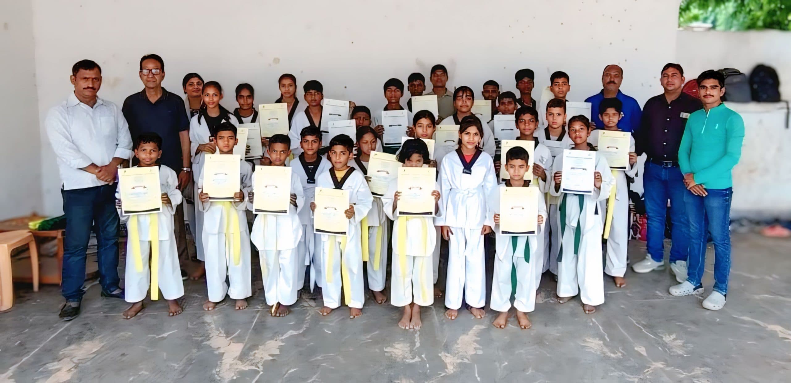 कलर बेल्ट टेस्ट में पास हुए बच्चों को दिया सर्टिफिकेट