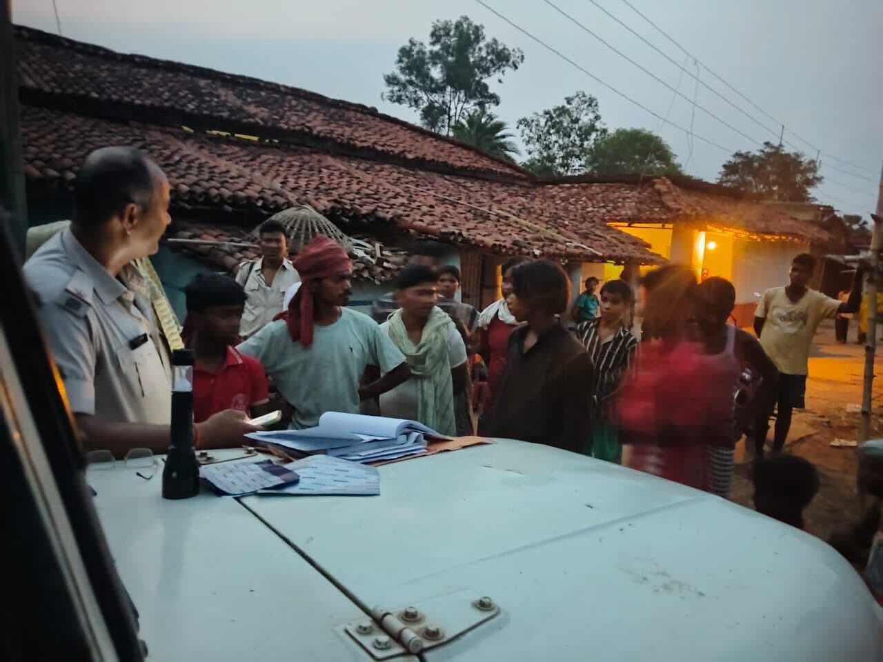 Deoghar News : पेड़ पर फंदे से लटका मिला शव, परिजनों ने लगाया हत्या का आरोप