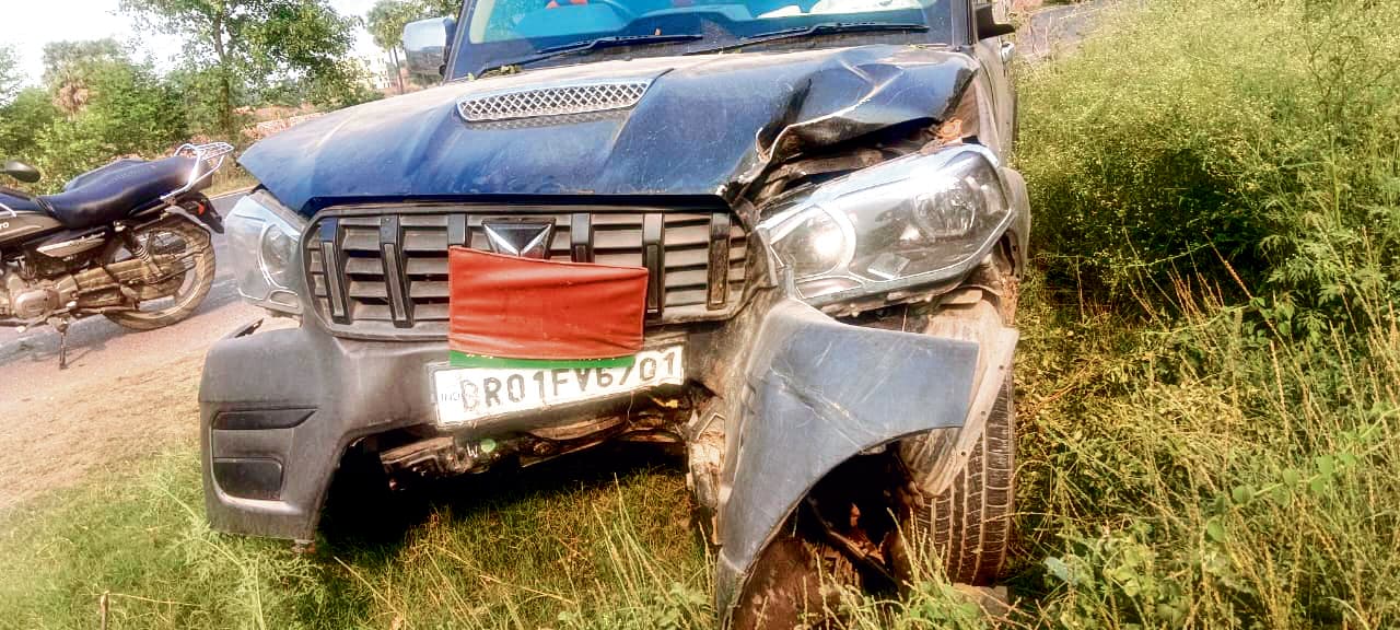 Saran News : बाइक को बचाने में स्कार्पियो पेड़ से टकराई, चार लोग घायल