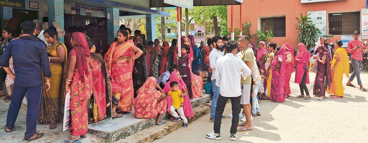 Saran News : सदर अस्पताल में चिकित्सकों की लेटलतीफी से आये दिन परेशान हो रहे हैं मरीज