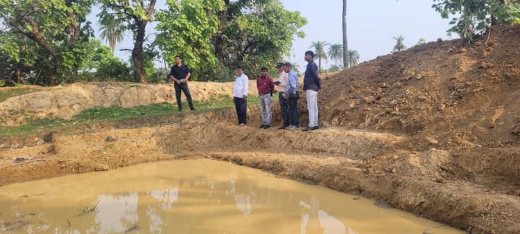 Deoghar News : जेसीबी से डोभा निर्माण की शिकायत, बीडीओ की जांच में मिली गड़बड़ी