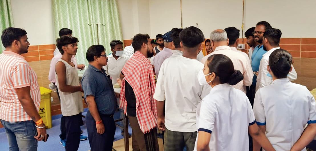 Saran News : सदर अस्पताल में करेंट से झुलसी महिला को नहीं मिला समय पर इलाज