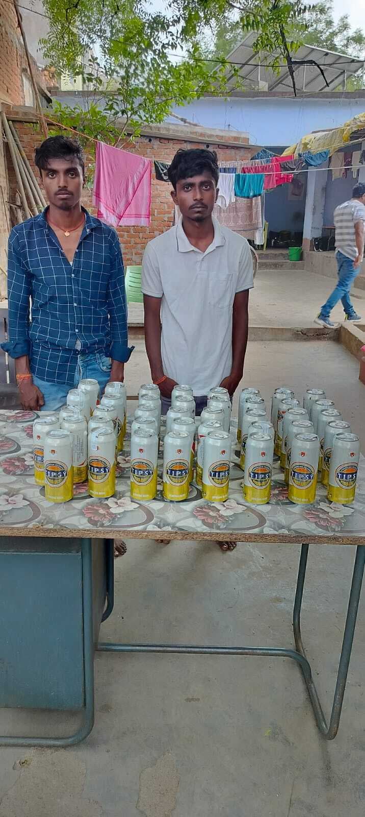 38 बोतल बियर बरामद, दो तस्कर गिरफ्तार