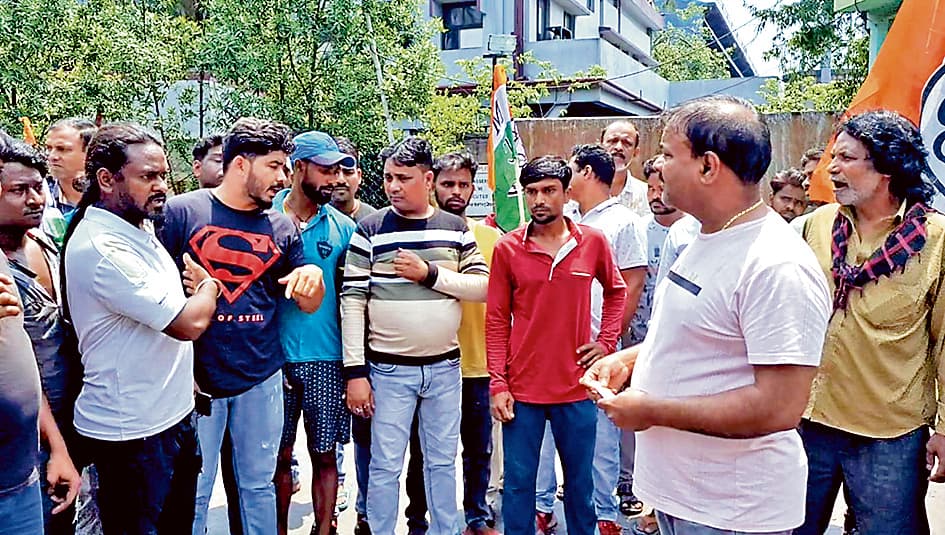 दुर्गापुर में बाहरी श्रमिकों के खिलाफ तृणमूल का प्रदर्शन