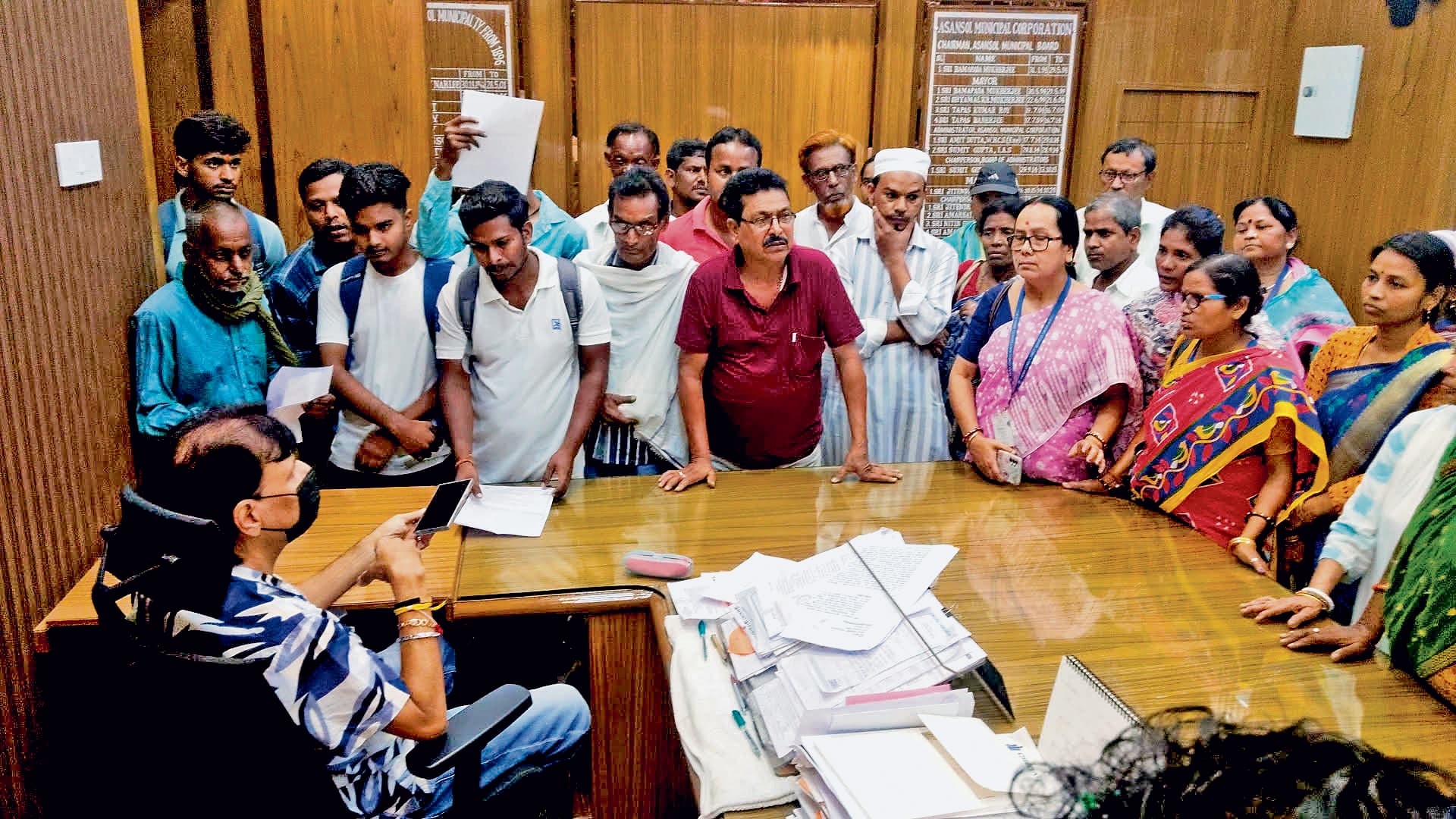 निगम के स्वास्थ्य कर्मियों को नहीं मिला महीनों से वेतन, मेयर से की मुलाकात