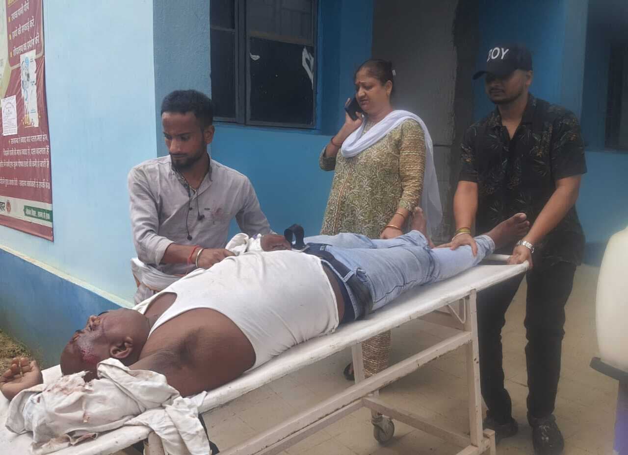 स्कॉर्पिओ के धक्के से बुलेट सवार युवक घायल, देवघर रेफर