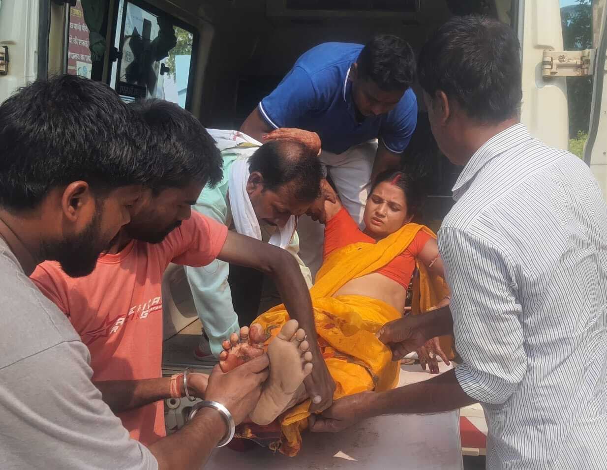 अनियंत्रित ट्रैक्टर की टक्कर से बाइक सवार महिला घायल, रेफर