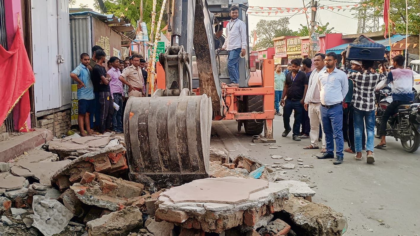 Saran News : परसा बाजार में 60 से अधिक दुकानों से हटाया गया कब्जा