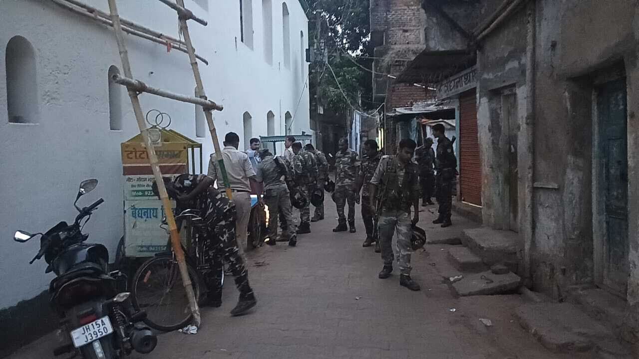 Deoghar News : दो बदमाश सीसीटीवी में कैद, पुलिस की छापेमारी तेज