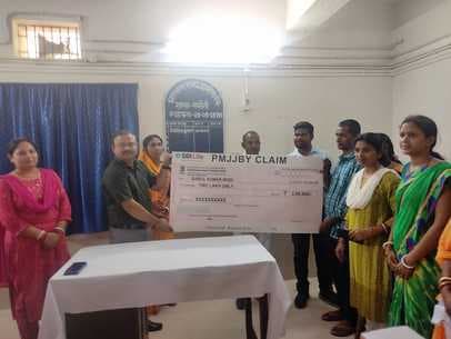 पीएम जीवन ज्योति योजना के लाभार्थी को मिला दो लाख रुपये का चेक