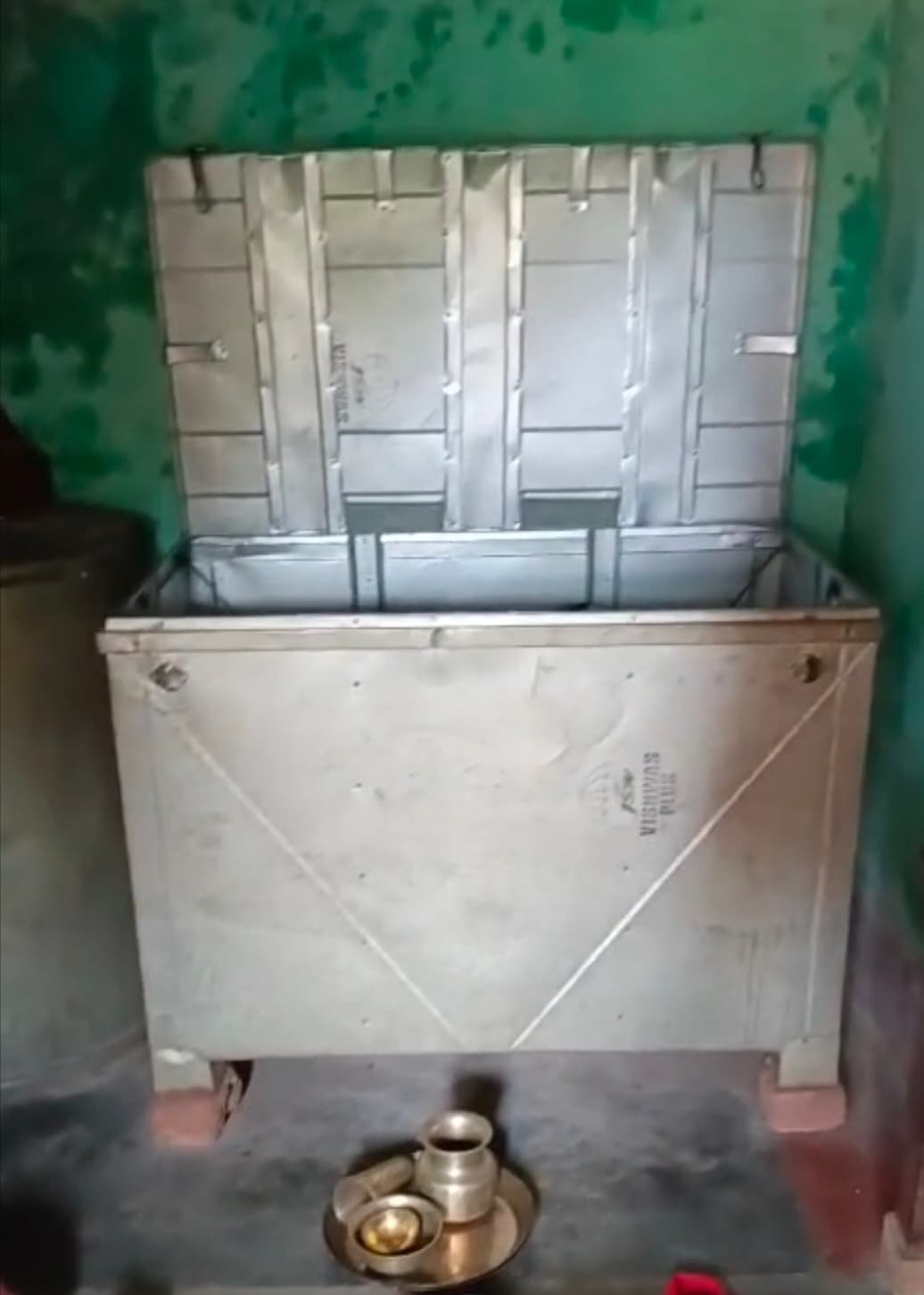 एक ही रात में तीन घरों से चोरों ने नकदी व जेवर समेत लाखों के सामान उड़ाये