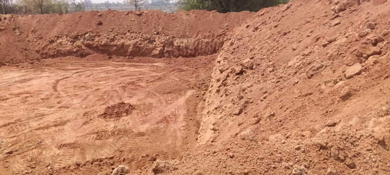 Giridih News: जेसीबी से हुआ डोभा निर्माण, जांच की मांग