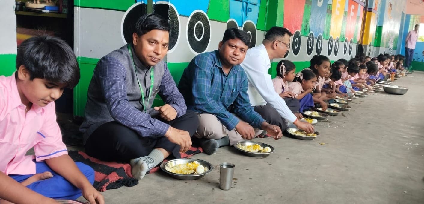 Bokaro News : केंद्रीय शिक्षा मंत्रालय के उप सचिव ने बच्चों के साथ किया भोजन