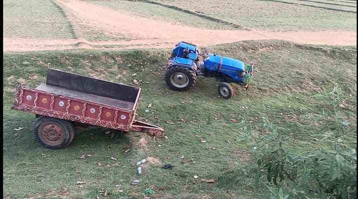 ढोढरी गांव में अनियंत्रित खाली ट्रैक्टर पलटा, चालक की मौत