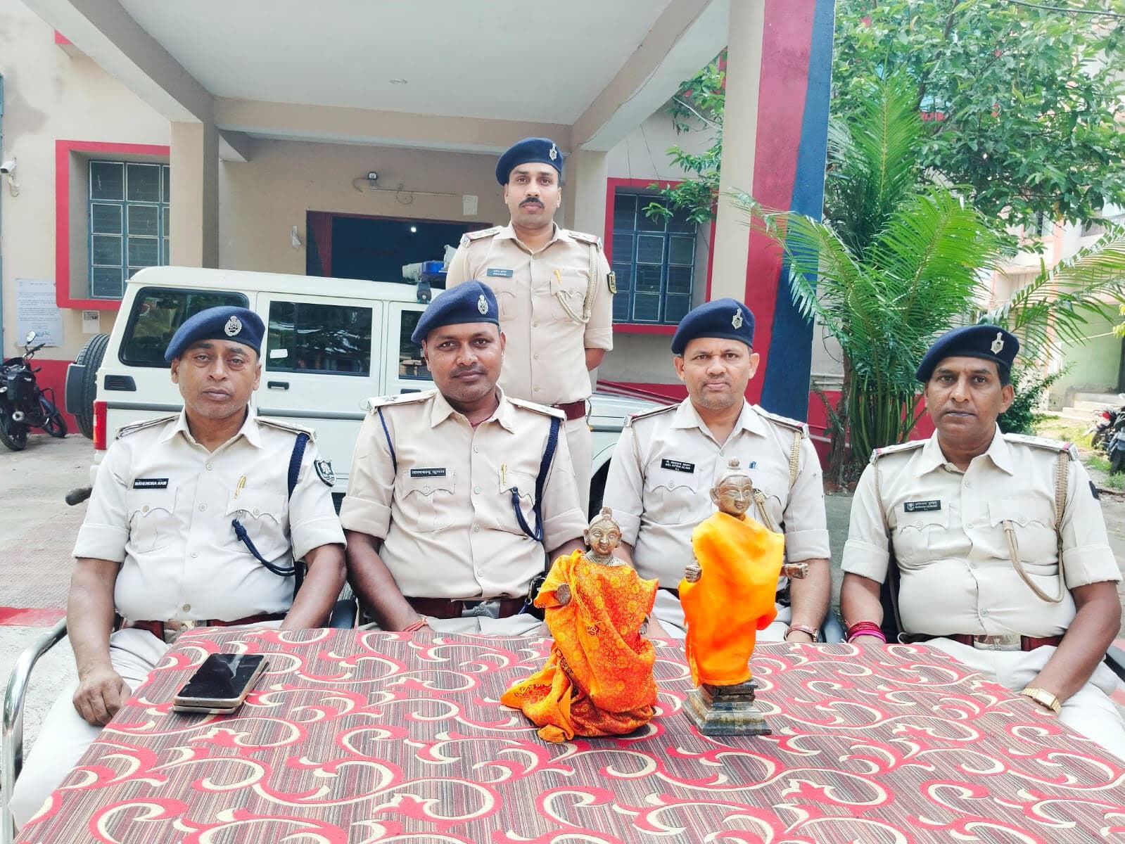 Crime news from Samastipur:पुलिस दबिश से सहमे चोरों ने मूर्ति को झाड़ी में फेंका