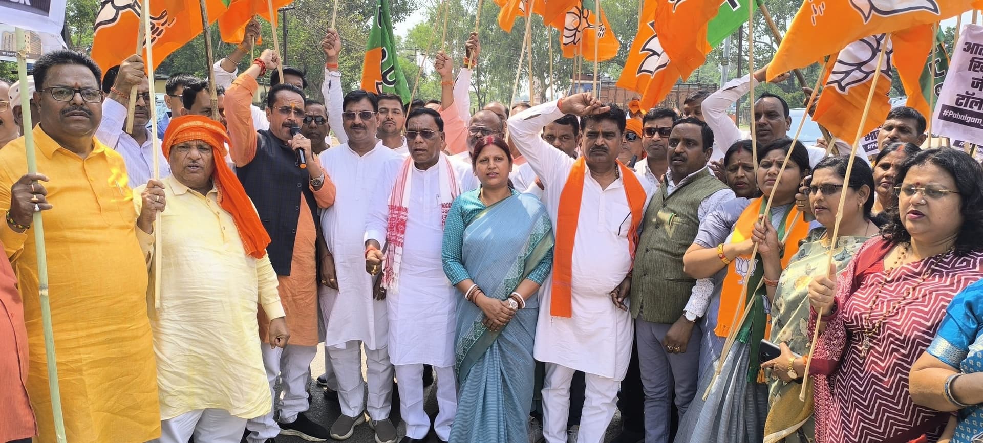 Giridih News :घुसपैठ के खिलाफ भाजपा का प्रदर्शन, राज्यपाल के नाम सौंपा ज्ञापन