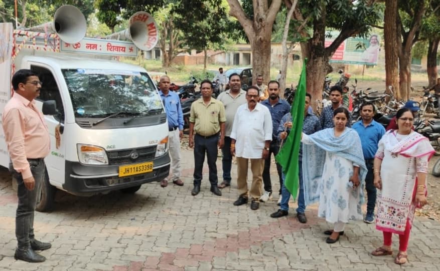 Giridih News :बीडीओ ने बैक टू स्कूल कैंपेन के प्रचार वाहन को किया रवाना