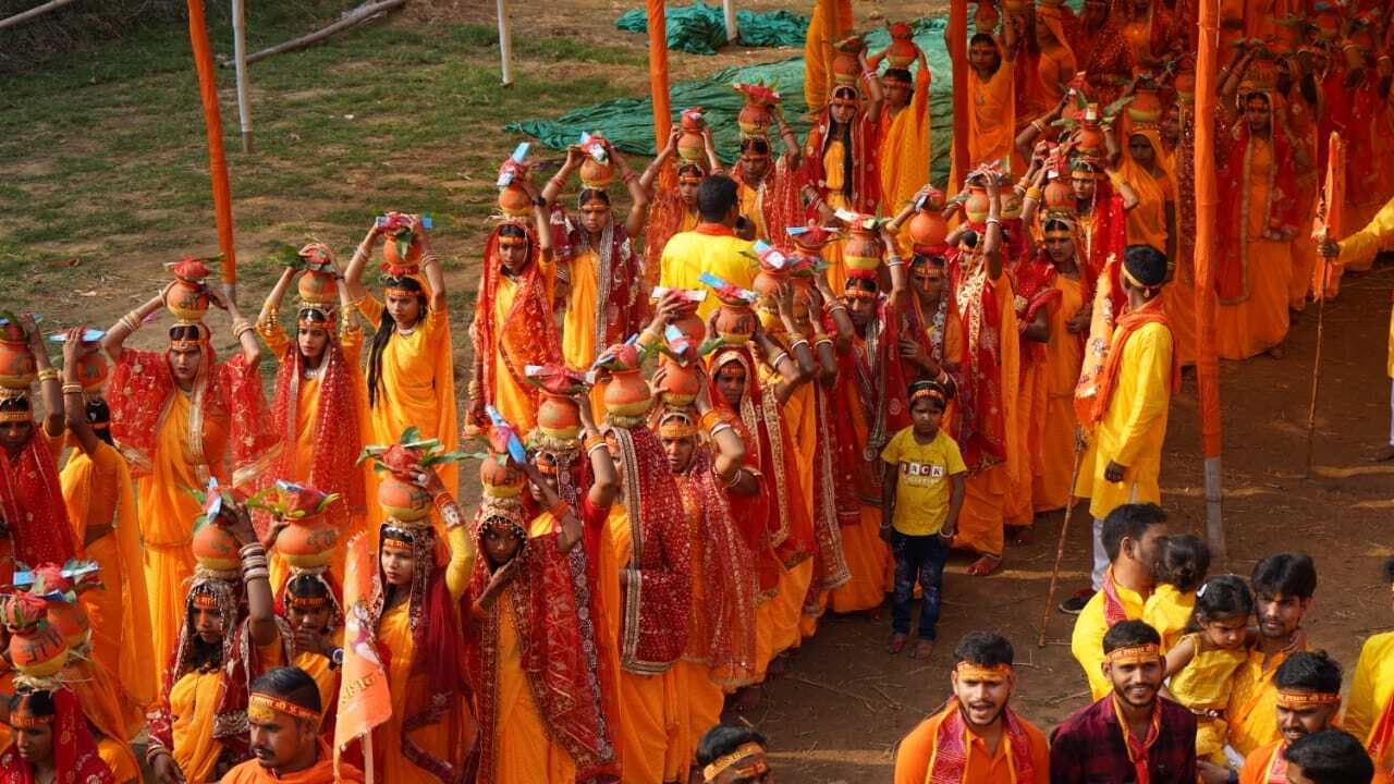 Giridih News :बाेनासिंगा में यज्ञ को लेकर निकली कलश यात्रा
