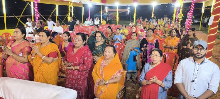 Giridih News: मंगल कलश यात्रा से हुई भागवत कथा की शुरुआत