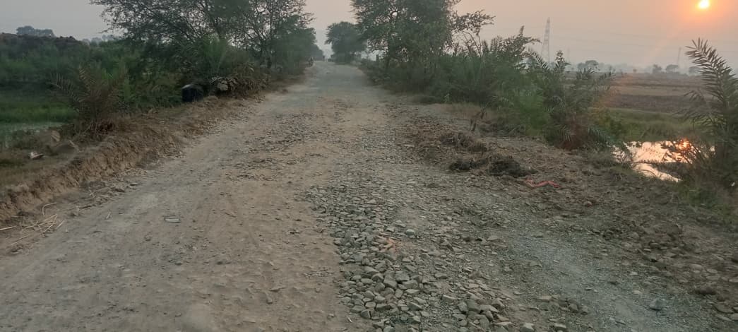 चांदा से होकर समदा गांव तक जाने वाली सड़क जर्जर