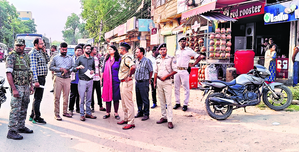West Singhbhum News : पार्किंग के लिए एसडीओ ने किया स्थल निरीक्षण