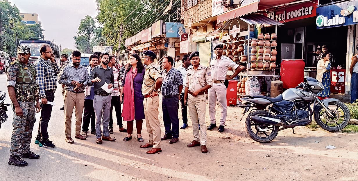 West Singhbhum News : पार्किंग के लिए एसडीओ ने किया स्थल निरीक्षण