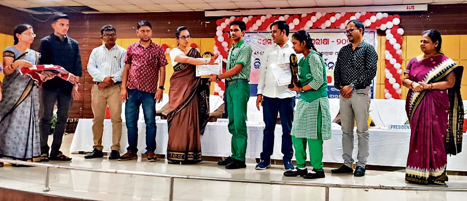 Jharsuguda News: मैट्रिक परीक्षा में ए-1 ग्रेड पानेवाले 33 विद्यार्थी सम्मानित