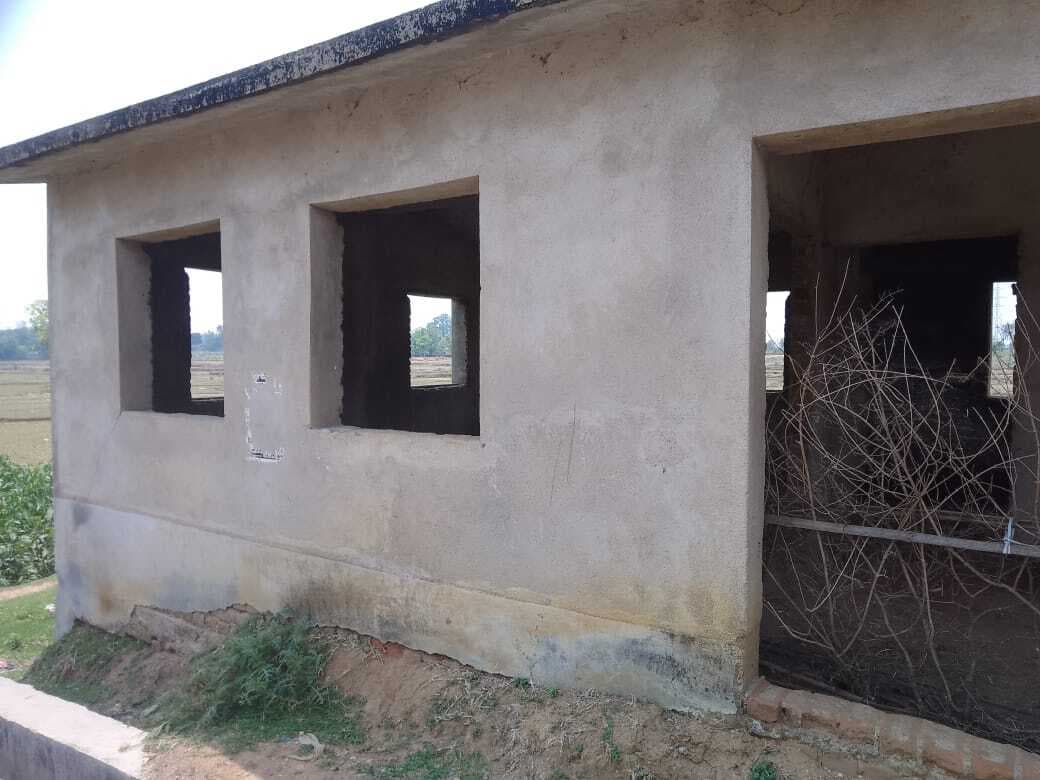 Giridih News: एक दशक से अधूरा है आंगनबाड़ी केंद्र, सामुदायिक भवन के बरामदे में बैठते हैं नौनिहाल