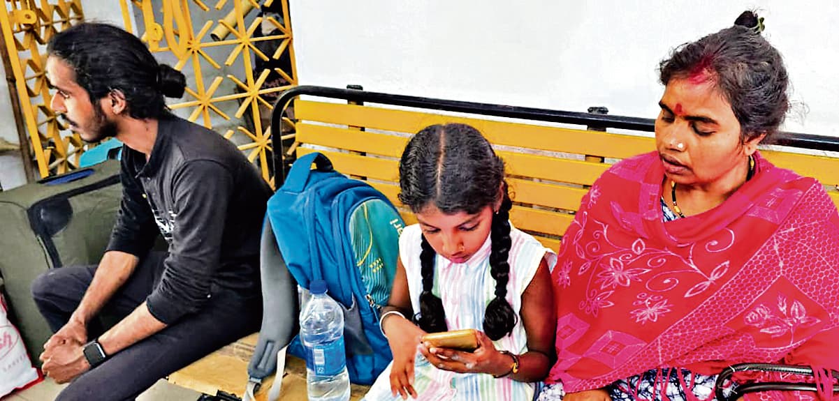 आजाद हिंद में सफर कर रहे सेवानिवृत्त रेलकर्मी की मौत