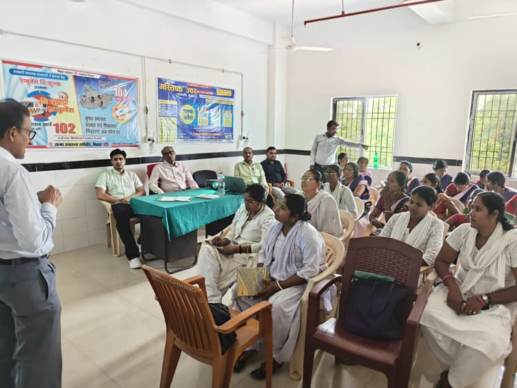 शत प्रतिशत टीकाकरण को लेकर कर्मियों को दिया प्रशिक्षण