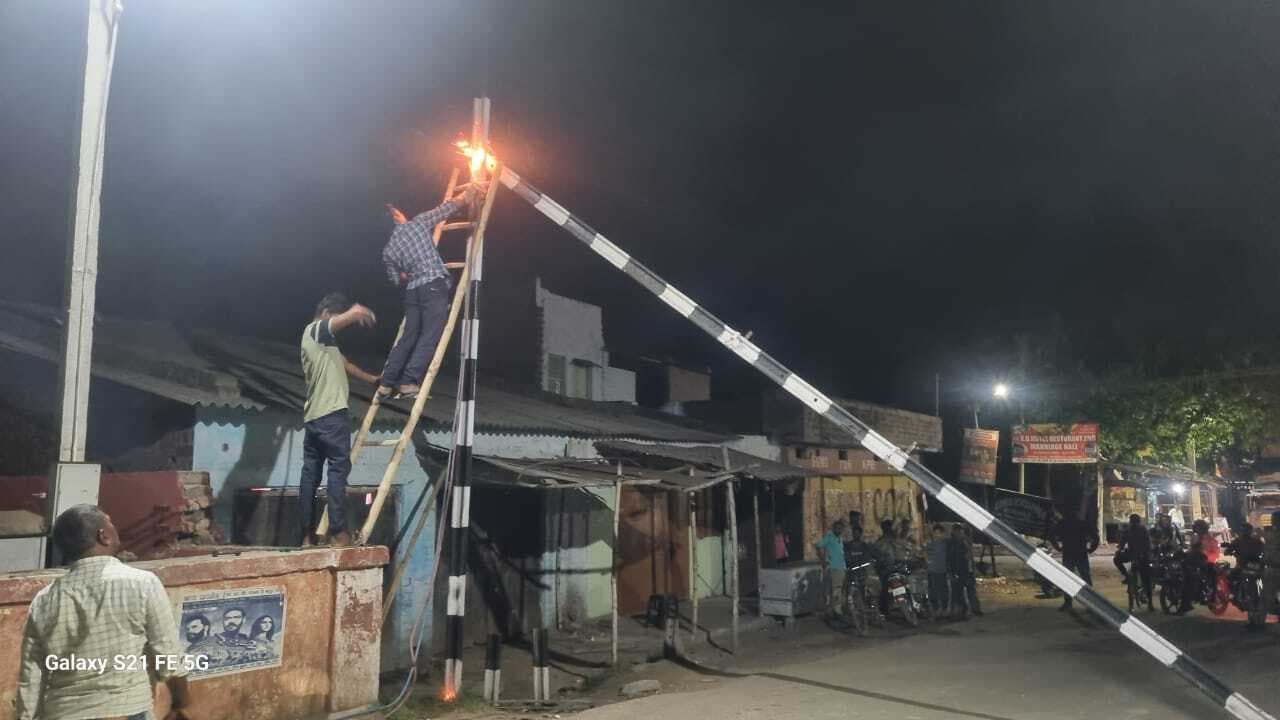 हाइटगेज में ट्रक ने मारा धक्का एक घंटे रेल यातायात रहा बाधित