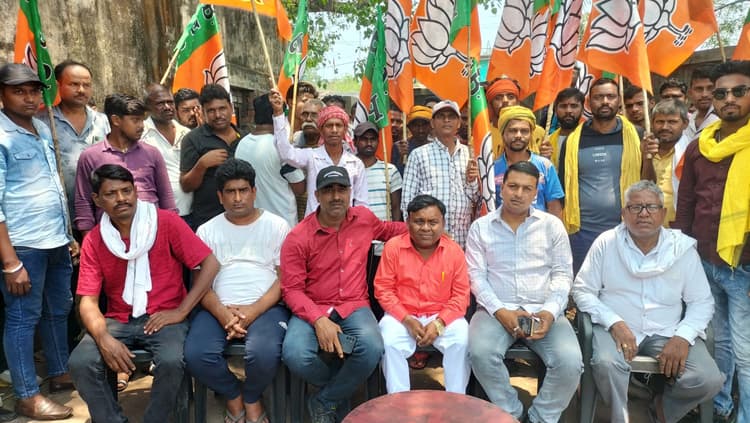 Dhanbad News: वार्ता के बाद बांसजोड़ा साकार मास आउट सोर्सिंग में आंदोलन वापस