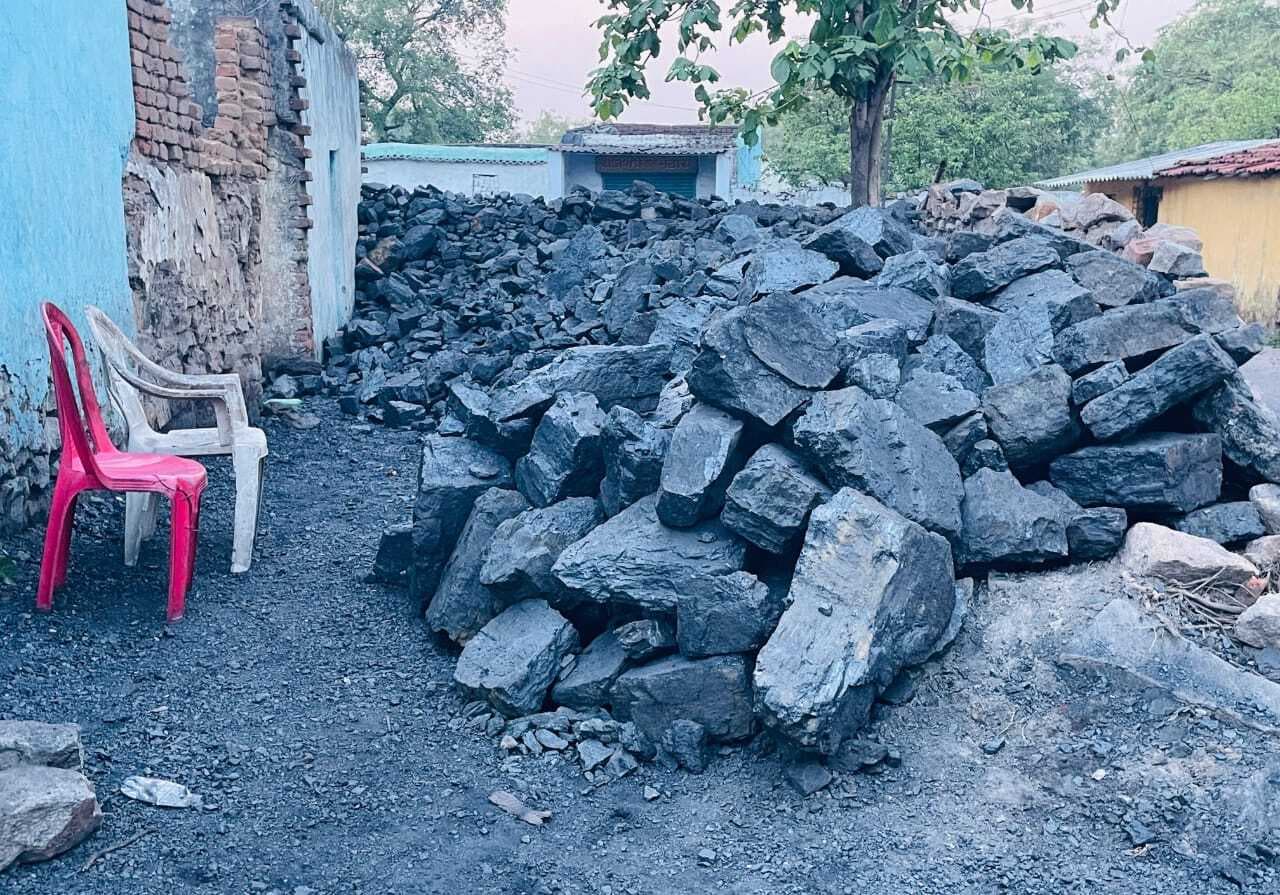 Dhanbad News : भूली हाॅल्ट के पास चल रहा कोयले का अवैध धंधा