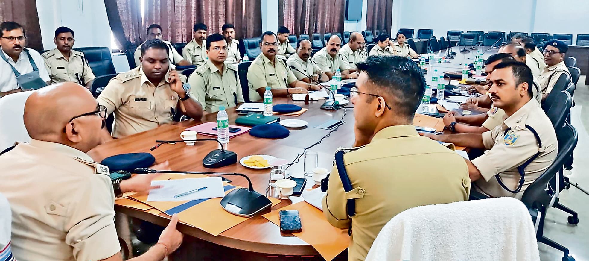 Dhanbad News : 2020 तक के सभी लंबित मामलों का करें निबटारा : एसपी