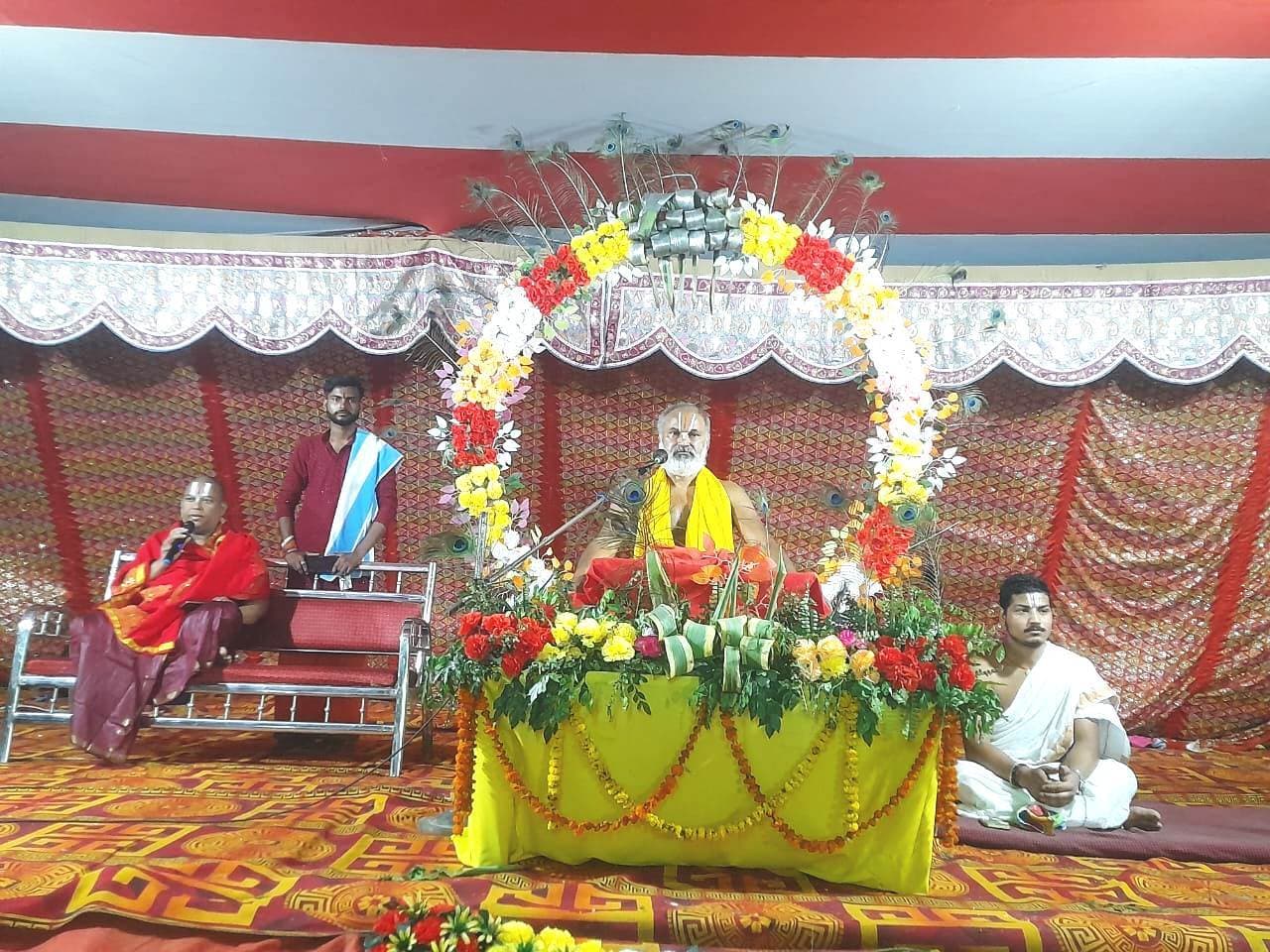 Bhagalpur news कुमैठा में सहस्त्र चंडी महायज्ञ में प्रवचन सुन भाव विभोर हो रहे श्रद्धालु