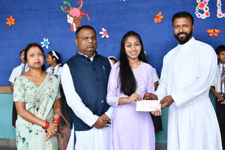 Deoghar News : संत फ्रांसिस स्कूल ने श्रेया को किया सम्मानित, 50 हजार की छात्रवृति की राशि