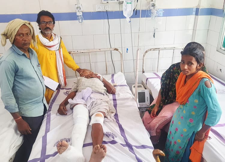 सड़क से पैदल गुजर रहे वृद्ध को पुलिस की गाड़ी ने रौंदा, गंभीर हालत में रेफर